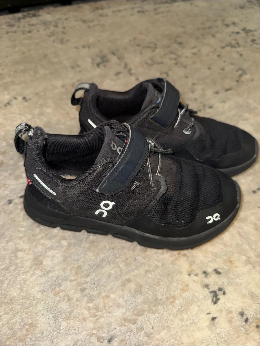 On Running Kids Black Hook-and-Loop Athletic Sneakers
